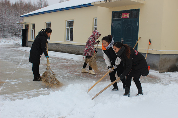 ����������������ְ֯������Ժ�ڻ�ѩ